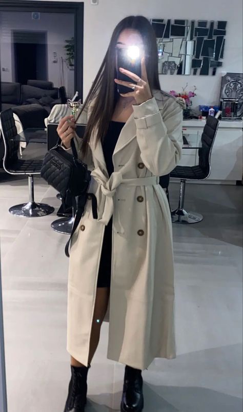 Long Belted Coat, Zara Outfit 2023 Winter, Open Back Shirt Outfit, Trench Coat With Dress, Outfit Mantel, Outfit Manteau, Trenchcoat Outfits, Long Trench Coat Outfit, Outfit Trenchcoat