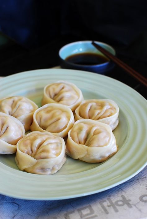 Mandu (Korean dumplings)- it’s a tradition to gather around the table to make the dumplings in preparation of the New Year’s feast. #korean Mandu Recipe, Mandu Korean, Kimchi Dumplings, Dumplings Steamed, Korean Dumplings, Homemade Kimchi, Koreansk Mat, Easy Korean Recipes, Cibo Asiatico