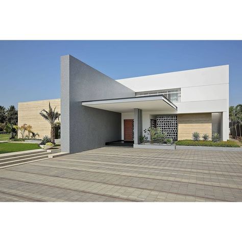 Buildofy.com’s Instagram photo: “85,000 sq. ft. | Kabeer Bungalow in Vadodara, Gujarat | Usine Studio Download PDF eBook with detailed floor plans, photos with info on…” Bungalow Landscaping, Wall Partition Design, Pattern Interior, India Architecture, Bungalow Style House Plans, 3d House Plans, Urban Decor, 3d House, General Ideas