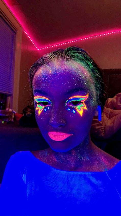 butterfly glow in the dark makeup look 🌈🎆⚡ Glow In The Dark Eye Makeup, Bonnaroo Makeup, Glow In The Dark Makeup Ideas, Glow In The Dark Makeup, Glow Dance, Uv Makeup, Sparkle Makeup, Dark Makeup Looks, Neon Paint