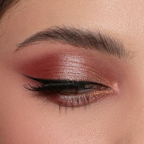 Indulge in 7 rich, warm hues from our best-selling Warm Neutrals Eyeshadow Palette. A versatile combination of basic-to-bold shades in a mixture of finishes, Warm Neutrals has something for everyone. HOW TO USE With a fluffy eye brush, softly apply the transition eyeshadow shade of your choice to your crease. Then, with a shader brush, pick up the next shade of your choice and sweep it across the lid. To ensure your look is seamless, diffuse any harsh color lines using a blending brush in windsh Mum Wedding, Skincare Favorites, Make Up Designs, Mini Eyeshadow Palette, Neutral Eyeshadow Palette, Eye Makeup Pictures, Palette Ideas, Neutral Eyeshadow, Pinterest Makeup