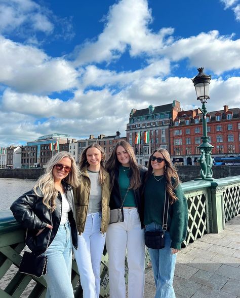 St. Patrick’s Day celebrations were in full swing this weekend and students traveled to Dublin or London and even found events in Florence! ✈️ Hope you had a wonderful St Patrick’s Day! ☘️ #studyabroad #stpatricksday Ireland In Fall Outfits, Dublin Outfit Summer, Dublin Ireland Outfits, Ireland Travel Outfits, Dublin Outfit, Ireland Outfits, Student Outfit, Student Travel, Fit Food