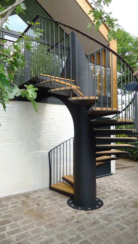 Located in Chiswick, directly next to the River Thames. this property called for an external staircase that would be relevant to its surroundings.

Our designers created the curved inner metal balustrade, mooring it to fanned European oak treads 😍

Have you got a space to transform? Request a free quote today 👉https://bit.ly/3u3Ru59

#StaircaseDesign #ExternalStaircase #BespokeStaircase Spiral Staircase Loft, Spiral Staircase Outdoor, Terrace Roof, Spiral Stairs Design, Outside Stairs, Staircase Outdoor, External Staircase, Easy Patio, Exterior Stairs