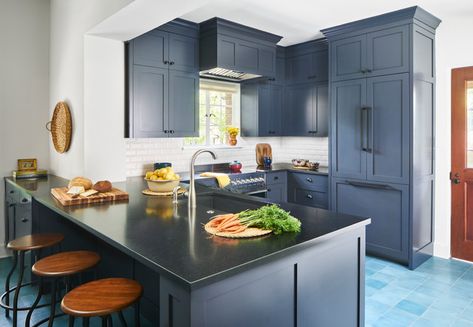 5 Countertops That Look Beautiful in a Dark Blue Kitchen Kitchen Black Counter, Dark Blue Kitchens, Black Kitchen Countertops, Grey Blue Kitchen, Grey Kitchen Designs, Dark Countertops, Blue Kitchen Cabinets, Black Countertops, Blue Cabinets