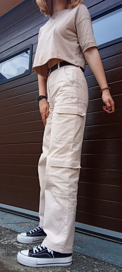 Casual neutral outfit White Sneakers Casual Outfit, Wide Leg Cargo Pants Outfit, Cream Pants Outfit, Casual Neutral Outfits, Joggers Outfit Women, Beige Cargo Pants, Cargo Pants Outfits, White Cargo Pants, Beige Cargo