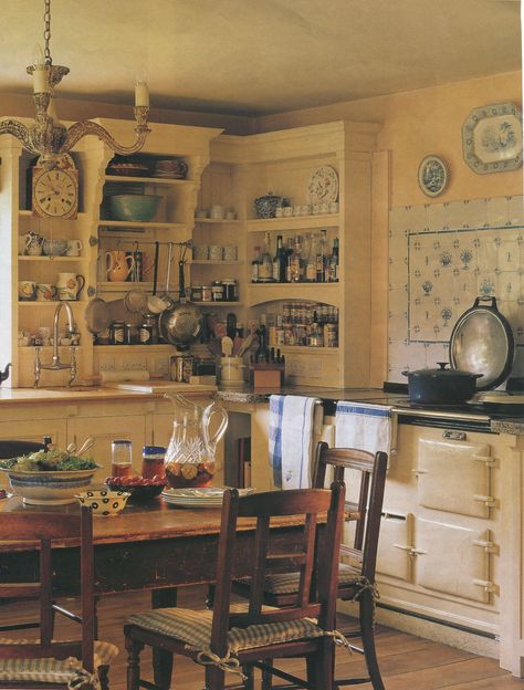 English Country Cottage Kitchen from Traditional Home Magazine 1996 Kitchen English Style, Kitchen English, English Cottage Kitchens, Edwardian Kitchen, Traditional Home Magazine, Old Fashioned Kitchen, Country Cottage Kitchen, English Country Cottage, English Country Decor