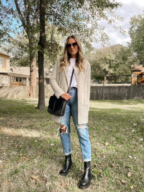 Black Lug Boots Outfit, Black Chelsea Boots Outfit Women, Lug Boots Outfit, Green Boots Outfit, Black Chelsea Boots Outfit, Chelsea Boots With Jeans, Chelsea Boot Outfits Women, Outfit With Black Boots, Chunky Boots Outfit