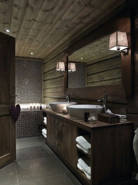 . Chalet Bathroom, Norwegian Cabin, Dekorere Bad, Man Cave Bathroom, Cabin Inspiration, Chalet Interior, Cabin Bathrooms, Wooden Cottage, Wooden Cabins