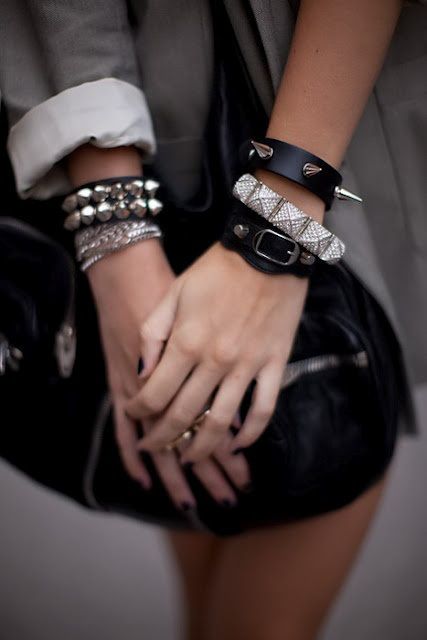 Stile Punk Rock, Stil Rock, Grunge Accessories, Spike Bracelet, Studs And Spikes, Arm Party, Rocker Chic, Rock Chic, Fashion Blogger Style