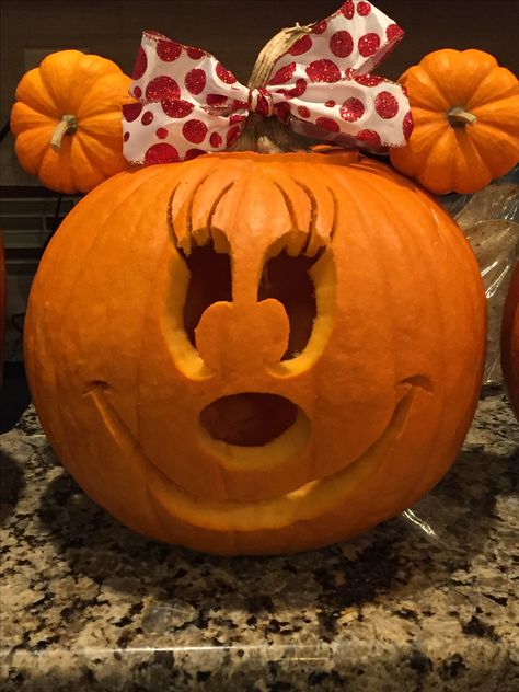 Minnie Mouse Pumpkin 🎃 Pumkin Decoration, Minnie Mouse Pumpkin, Cute Pumpkin Carving, Mouse Pumpkin, Painting Pumpkin, Halloween Pumpkin Carving Stencils, Pumkin Carving, Creative Pumpkin Carving, Easy Pumpkin Carving