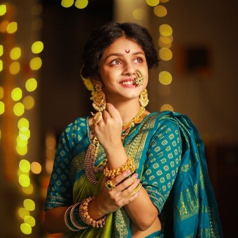 Single Poss Girl Wedding, Stills For Girls Traditional, Bride Engagement Poses Singal, Saree Ceremony Stills, Sari Poses Photo Shoot, Engagement Portraits Poses, Saree Ceremony, Single Pose, Marriage Poses