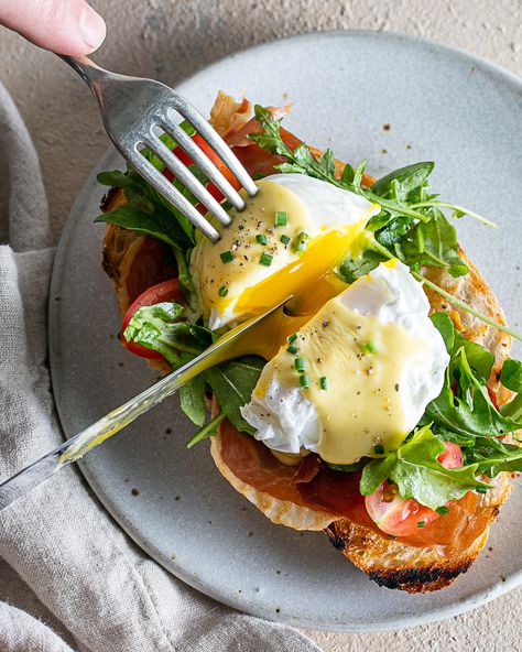 Dill Eggs Breakfast, Salads And Sandwiches, Prosciutto Eggs Benedict, Eggs With Arugula, Bacon Eggs Benedict, Eggs Benedict Ideas, Crispy Prosciutto Salad, Arugula Egg Breakfast, Eggs Benedict Recipes