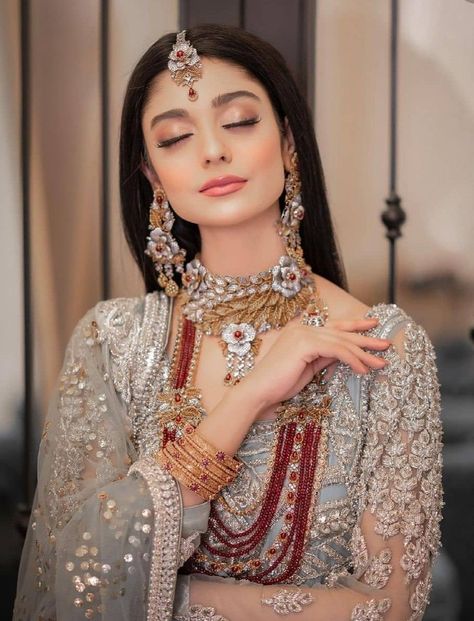 Weddings Aesthetic, Noor Zafar Khan, Noor Khan, Pretty Gold Necklaces, Middle Eastern Makeup, Eastern Makeup, Bridal Songs, Saree Wearing Styles, Wahaj Ali