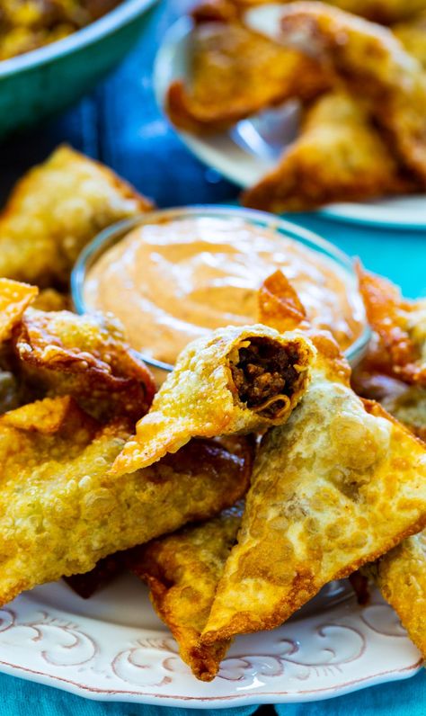 Taco Wontons- crispy with a taco-seasoned ground beef filling. Taco Dumplings, Wanton Tacos, Mexican Appetizers Finger Foods, Burritos Casserole, Taco Wontons, Taco Wonton, Mexican Potluck, Mexican Cheese Dip, Food Routine