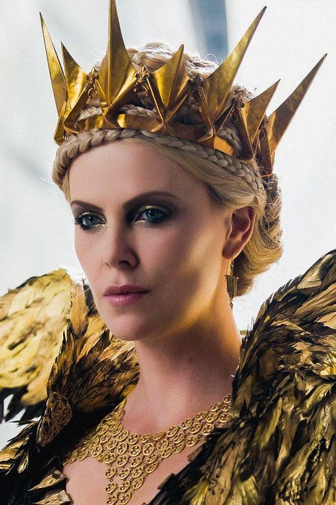 Huntsman Movie, The Huntsman Winter's, Queen Ravenna, Snow White And The Huntsman, The Huntsman, Evil Queens, Gold Feathers, Movie Costumes, Evil Queen