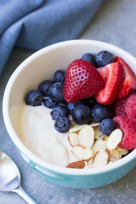 Berry Yogurt Breakfast Bowl - almond milk yogurt bowl with berries and almonds. Dairy free. Low Calorie Yogurt, Yogurt Breakfast Bowl, Healthy Desayunos, Keto Approved Foods, Almond Milk Yogurt, Breakfast Bowls Recipe, Berry Yogurt, Diet Dinner Recipes, Yogurt Breakfast