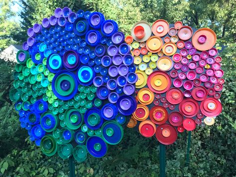 Plastic Yard Art, Recycled Crafts For Garden, Diy Yard Art Crafts, Junk Yard Art, Wellbeing Garden, Yard Decorations Diy, Outdoor Art Diy, Yard Statues, Recycled Yard Art