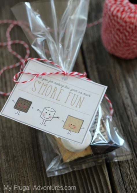 Smores last day of school gift Gift Basket For Teacher, Smores Basket, Spoiled Dog, Teacher Gift Baskets, Dyi Gifts, Free Printable Tags, Homemade Bath, Employee Appreciation Gifts, Bath Fizzies