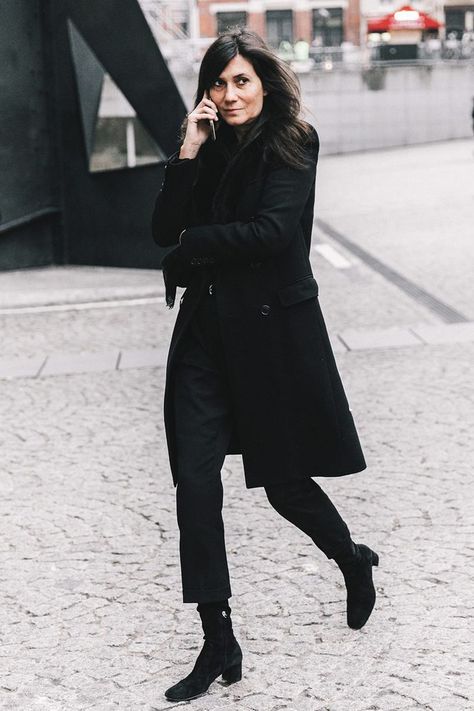 13 Cool Ways to Wear Cropped Pants With Booties | Who What Wear Emmanuelle Alt Style, Ankle Boots With Jeans, How To Wear Ankle Boots, Boots Outfit Ankle, Emmanuelle Alt, Minimal Street Style, Trouser Outfit, Street Style 2017, Cooler Look