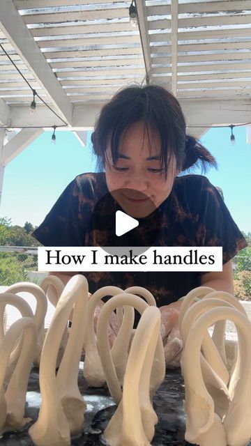 ‏‎795 likes, 27 comments - ‎‏‏‎tinynamastepottery‎‏ ב-‏‎August 5, 2024‎‏‏‎: "This is how I make my handles and mugs! 👋🏻 I think that handle making is one of the most tedious and dreaded parts of pottery for most people 😂, but let me know if you find this helpful! . . . . . #bipocceramic #potteryforall #handmadeceramics #throwlikeagirl #porcelainclay #wheelthrownpottery #contemporaryceramics #porcelain #ceramiclove #madeinaskutt #brentwheel #ihavethisthingwithceramics #ceramicshare #ce How To Make Ceramic Handles, Making Ceramic Handles, Pulled Handles Pottery, How To Make Handles Pottery, Pottery Mug Handle, Pottery Mug Handles, Mug Handles Pottery, Ceramics Handles, Pottery Basics