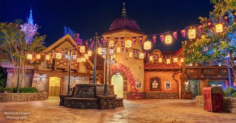 Rapunzel Courtyard Disney World Aesthetic, Disney Worlds, Disney Parque, Rapunzel Disney, Tema Disney, Disney Photo Ideas, Animation Disney, Disney World Pictures, Disney World Magic Kingdom