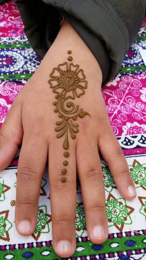 Lovely Tattoo, Small Henna Designs, Hand Henna Designs, Cute Henna Designs, Small Henna, Henna Designs For Kids, Tato Henna, Finger Henna Designs, Henna Tattoo Hand