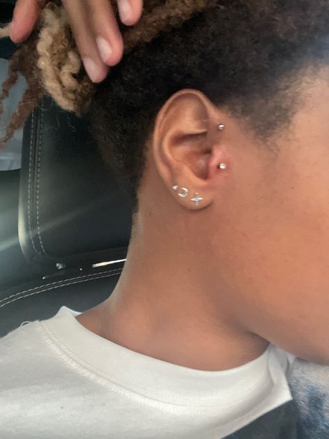 forward helix + tragus piercing Male Ear Piercing Aesthetic, Triple Lobe Piercing Men, Helix Piercing Men, Ear Piercings Men, Male Piercings, Piercings Tragus, Guys Ear Piercings, Different Ear Piercings, Men's Piercings