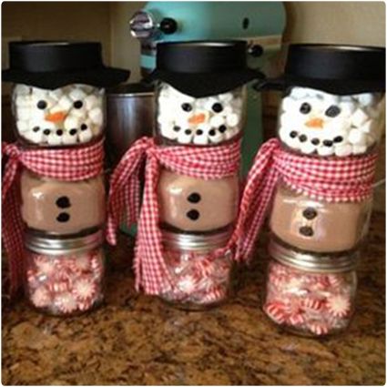 Stacked Jar Hot Chocolate Snowmen⛄️ with pepper mints and marshmallows ขวดโหล Mason Jar, Joululahjat Diy, Food Jars, Baby Food Jars, Diy Snowman, Hot Chocolate Mix, Chocolate Mix, Homemade Christmas Gifts, Jar Gifts