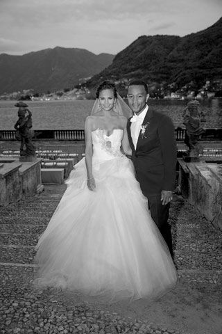 Chrissy Teigen & John Legend's first wedding photos Chrissy Teigen Wedding Dress, Chrissy Teigen Wedding, Chrissy Teigen John Legend, Celebrity Wedding Photos, Celebrity Bride, Iconic Weddings, Celebrity Wedding Dresses, Wedding Dresses Vera Wang, Hollywood Wedding