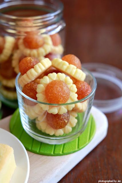 In Cookie Haven: Pineapple Tarts That Melts In Your Mouth Raya Cookies, Cny Cookies, Pineapple Tarts, Pineapple Cookies, Resepi Biskut, Baking Treats, Pineapple Tart, Jam Tarts, Tart Filling