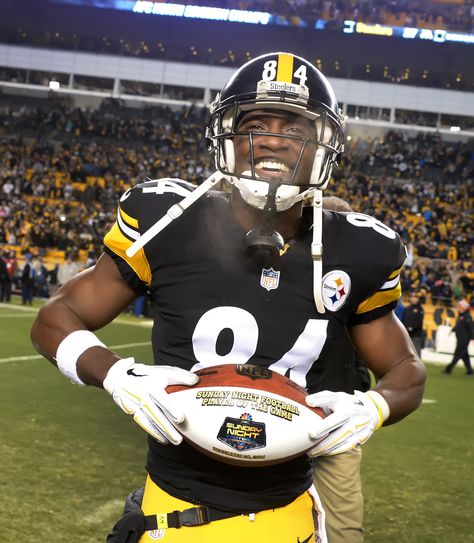 The Steelers' Antonio Brown poses for a selfie before the game against the Cincinnati Bengals at Heinz Field Antonio Brown Steelers, Heinz Field, Antonio Brown, Pittsburgh Sports, Rob Gronkowski, Design Tattoos, Nfl Cheerleaders, Wedding Art, Houston Texans