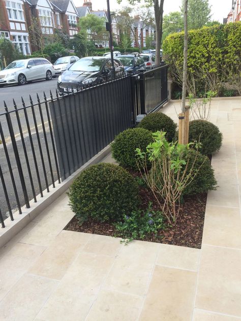 Garden Design Rooftop, Garden Design Balcony, Terraced House Front Garden, Victorian Terrace Front Garden, Rooftop Garden Design, Balcony Garden Design, Front Garden Path, Front Garden Entrance, Courtyard Garden Design