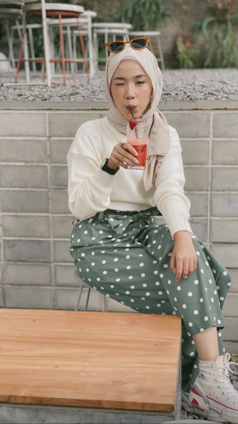 Rok Polkadot, Skirt Outfit Hijab, Polka Dot Skirt Outfit, Dot Skirt Outfit, Wide Leg Outfit, Polka Dots Outfit, Street Hijab Fashion, Hijab Style Casual, Casual Hijab Outfit