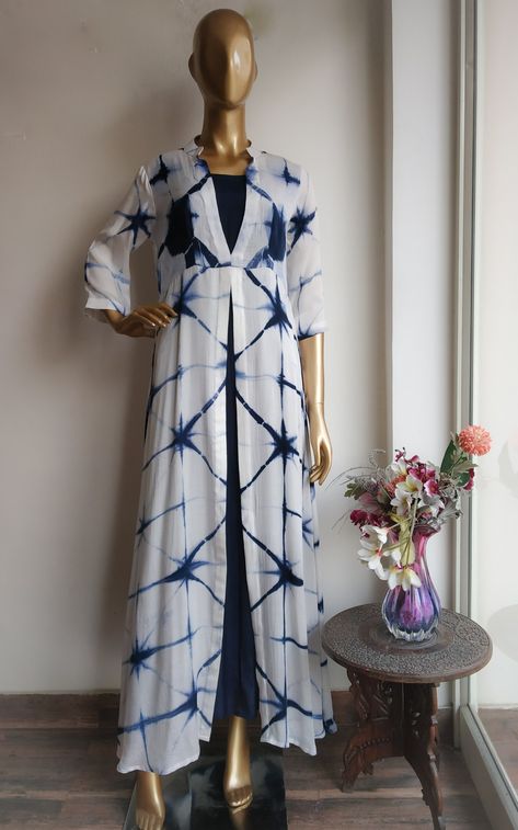 Tie Dye Dress Outfit, Shibori Fashion, Shibori Dress, Shibori Designs, Rajputi Dress, Kaftan Designs, Tie Dye Fashion, Long Kurti, Stylish Short Dresses