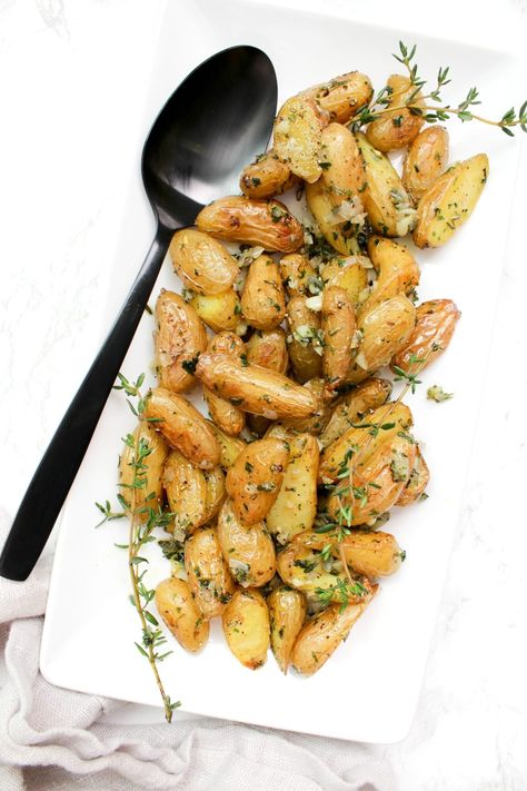 Roasted Fingerling Potatoes with Garlic and Herbs - This Savory Vegan Dishes For Christmas, Fingerling Potatoes Recipes, Vegan Appetizer, Roasted Fingerling Potatoes, Christmas Simple, Fingerling Potatoes, Vegan Side Dishes, Vegan Sides, Holiday Side Dishes