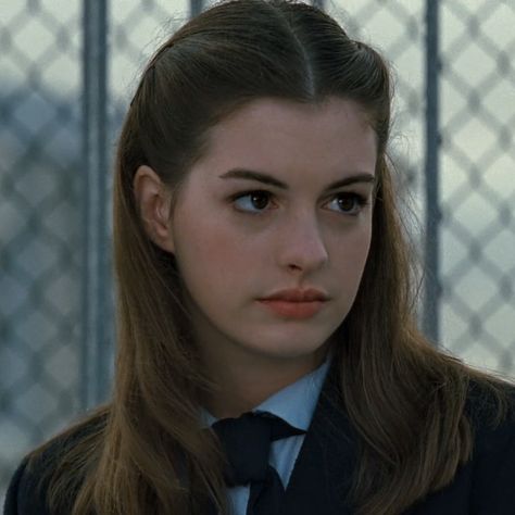 Anne Hathaway - Mia Thermopolis The Princess Diaries Aesthetic, Princess Diaries Aesthetic, Diaries Aesthetic, The Princess Diaries, Princess Diaries, Online Quiz, Mia 3, Legally Blonde, Increase Sales