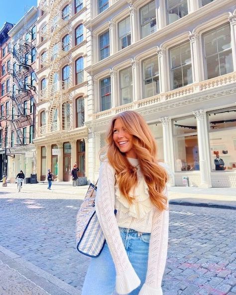 Winter Outfits Bright Colors, Lauren Loveless Hair, Lauren Loveless Outfits, Lauren Loveless, Nyc Instagram Pictures, Insta Influencer, Senior Portrait Outfits, Nyc Winter, Nyc Instagram