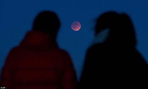 Couple Seeing Moon, Moon Date Aesthetic, Couple Watching Moon Together, Couple Watching Moon, Cinematic Ideas, Watching The Moon, Moon Couple, Moon Date, Talking To The Moon