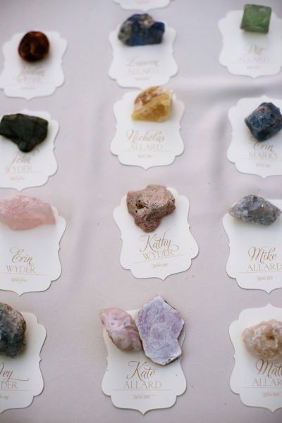 Modern wedding escort cards - raw gemstones and crystals {Cameron & Kelly Arizona Photographers} Zen Wedding, Witch Wedding, Spring Wedding Favors, Geode Wedding, Creative Wedding Favors, Inexpensive Wedding Favors, Cheap Favors, Rock Wedding, Wedding Favors Cheap