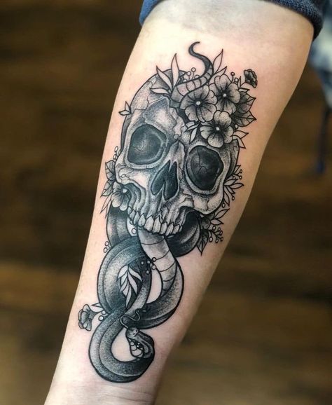 Harry pottet, slytherin Dark Mark Tattoo Feminine, Deatheater Tattoo, Dark Mark Harry Potter, Dark Mark Tattoo, Slytherin Tattoo, Harry Potter Tattoo Sleeve, Dark Mark Tattoos, Harry Tattoos, Unusual Tattoo