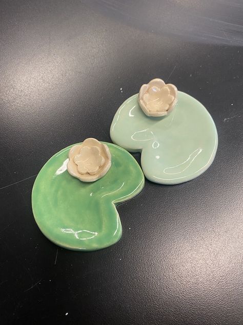 Small Ring Holder, Pottery Jewerly Holders, Small Cute Ceramic Ideas, Cute Clay Dishes Aesthetic, Lily Pad Jewelry Dish, Ceramics Ideas Jewelry Holder, Cute Ceramic Jewelry Holder, Jewelry Holder Made Out Of Clay, Clay Crafts Small Easy