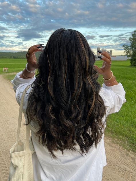 Dark Brown W Highlights, Highlights On Black Hair Money Piece, Hair Cut2023, Highlights On Black Wavy Hair, Wavy Hair Highlights Black, Summer Hair For Dark Brunettes, Carmel Brown Highlights On Black Hair, Natural Highlights Black Hair, Black Hair With Highlights Indian