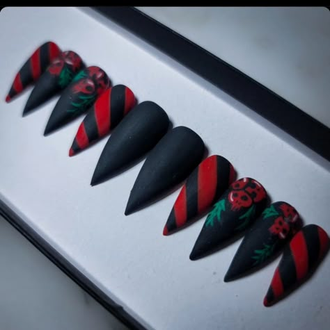 Spooky Xmas Nails, Goth Christmas Nails Designs, Spooky Winter Nails, Black Red Christmas Nails, Christmas Horror Nails, Goth Xmas Nails, Pop Punk Nails, Succubus Nails, Krampus Nail Art