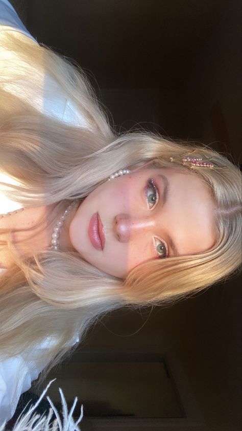 Pretty girl sunset golden hour aesthetic coquette old money style makeup natural glow Ethereal Romantic Makeup, Prom Makeup Light, Beer Aesthetics, Romantic Makeup Tutorial, Mean Girls Makeup, Brookelle Mckenzie, Cottage Coquette, Coquette Old Money, Preppy Cottage