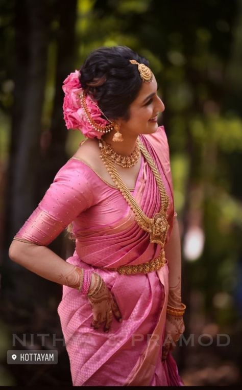 Kerala Hindu Bride Simple Look, Kerala Saree Wedding Look, Pink Silk Wedding Saree, Kerala Hindu Bride Saree, Malayali Bride, South Indian Bride Jewellery, Kerala Hindu Bride, Royal Saree, Kids Saree