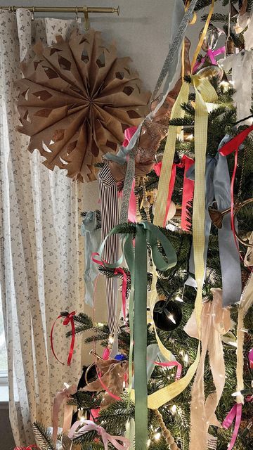 Paper Chains Christmas Tree, Paper Chains Decoration, Holiday Paper Chain, Paper Chains Christmas, Paper Chain Decorations, Paper Chain Christmas, Christmas Paper Chain, Christmas Chain, Christmas Paper Chains