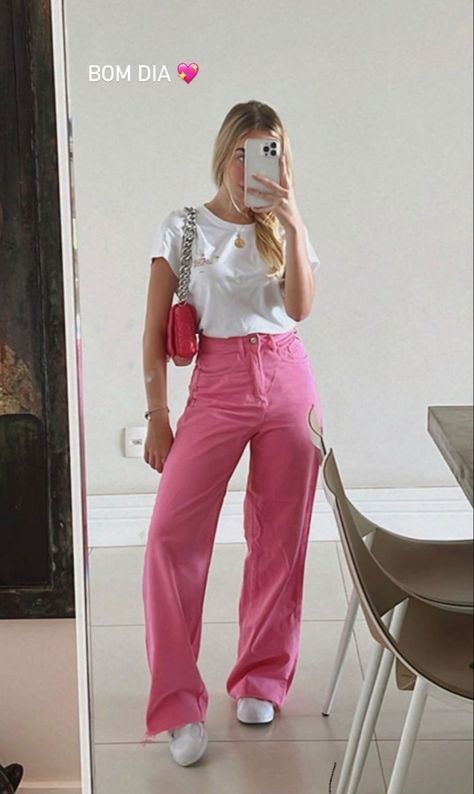 Straight Pink Jeans 
Pantalon rosa recto 
Playera blanca 
Tenis blancos 
Bolsa rosa 
Outfit para San valentin Rose Pink Pants Outfit, Pink Wide Leg Jeans Outfit, Pink Jeans Outfit Summer, Glow Up Skin Care, Pink Trousers Outfit, Pink Jeans Outfit, Wide Leg Trousers Outfit, Pink Pants Outfit, White Tops Outfit