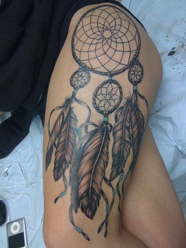 Dreamcatcher Tattoo Designs, Ideas and Meaning - so stunning I wish I were daring enough to have this tattoo Native American Tattoo Designs, Tato Paha, Dream Catcher Tattoo Design, Native American Tattoo, Native American Tattoos, Thigh Tattoo Designs, Kadeřnické Trendy, Dream Catcher Tattoo, Geniale Tattoos