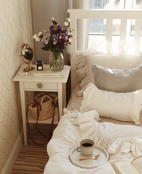 Cottage Core Bedside Table, Cottagecore Bedside Table, Spring Bedroom Ideas, Cottagecore Bedroom Aesthetic, Bedroom Cottagecore, Decor Over Bed, Cottage Core Bedroom, Living Aesthetic, Cottagecore Bedroom