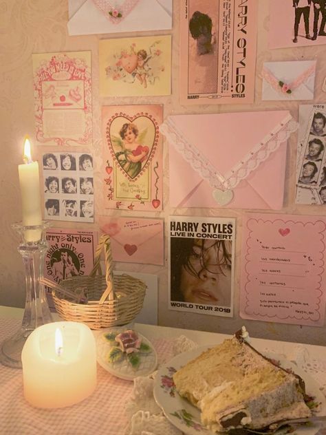 Posters Aesthetic Vintage, Pink Posters Aesthetic, Lovecore Bedroom, Wall Photo Collage, Rooms Decoration, Posters Aesthetic, Bedroom Aesthetics, Room Decoration Ideas, Day Room